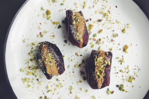 إذا كنت تبحث عن وجبة خفيفة صحية ولذيذة ومرضية ، فقد ترغب في تجربة التمر العضوي. هذه الوجبة الخفيفة اللذيذة مصنوعة من التمر العضوي المحشو بزبدة الفول السوداني والطحينة والقليل من شراب القيقب ، ثم يعلوها الفستق المطحون لمزيد من القرمشة. فهو ليس خاليًا من الجلوتين ونباتيًا فحسب ، ولكنه يحتوي أيضًا على دهون صحية وبروتين نباتي ، مما يجعله وجبة خفيفة مثالية للأشخاص الذين لديهم تفضيلات ومتطلبات غذائية مختلفة.