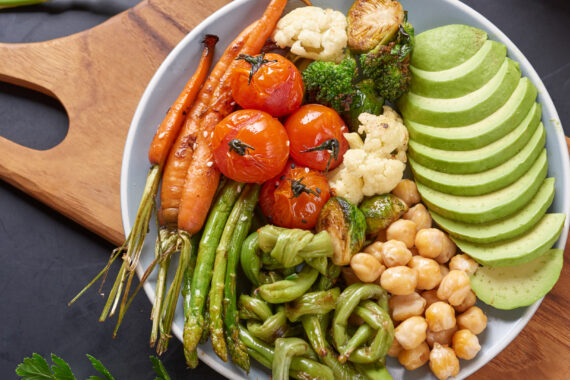 تُعد الكيتو دايت النباتي واحدة من الأنظمة الغذائية التي تحظى بشعبية متزايدة في فقدان الوزن بطريقة صحية. تجمع هذه النظام لبين فوائدين مهمين: التحكم في الجوع وزيادة الشبع.