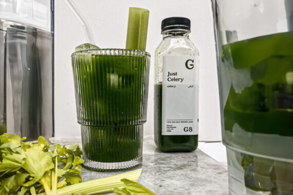 عصير الكرفس هو مشروب صحي ومغذي يتم استخراجه من نبات الكرفس. يعتبر الكرفس مصدرًا غنيًا بالعديد من الفيتامينات والمعادن المهمة مثل فيتامين C وفيتامين K والبوتاسيوم.