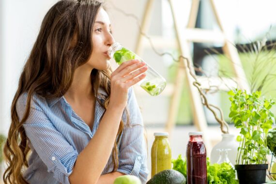 تعد الصحة والجمال جزءًا لا يتجزأ من حياة الإنسان، حيث يُعتبر الشعر اللامع والبشرة النضرة علامةً مهمة على الرفاهية الصحية. وعلى الرغم من أن هناك العديد من المنتجات الجمالية المختلفة التي تدعي تحقيق هذا الهدف، إلا أن النظرة الشاملة للصحة والجمال تنطوي على مراعاة النظام الغذائي.