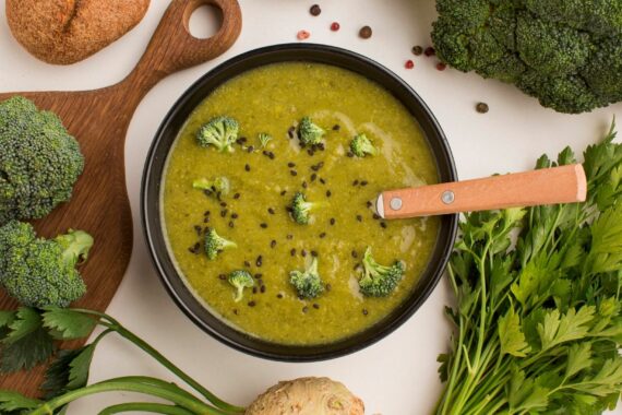 الحساء النباتي المغذي، قد تكون الشوربة النباتية وجبة مشهورة في العديد من الثقافات، حيث يتم إعدادها باستخدام المكونات النباتية والخضروات. وتعتبر الشوربة النباتية خيارًا صحيًا ولذيذًا للعديد من الناس.