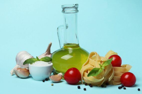 ما هي الدهون النباتية؟ الدهون النباتية هي الدهون التي توجد في النباتات، مثل الزيوت النباتية والبذور والمكسرات. وهي تتكون من مركبات تسمى الأحماض الدهنية، والتي يمكن أن تكون مشبعة أو غير مشبعة.