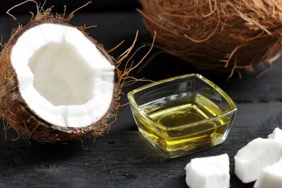 جوز الهند هو ثمرة استوائية غنية بالعناصر الغذائية والفوائد الصحية. يُعرف جوز الهند باسم "شجرة الحياة" في العديد من الثقافات، ويستخدم في مجموعة متنوعة من الأغراض، بما في ذلك الطعام والشراب والطب.