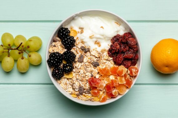 الشوفان الساخن هو وجبة إفطار مفضلة لدى الكثيرون، خاصة في فصل الشتاء. يتكون من حبوب الشوفان المطبوخة في الحليب الساخن مع إضافة نكهات مختلفة، مثل القرفة والفواكه والعسل وغيرها.