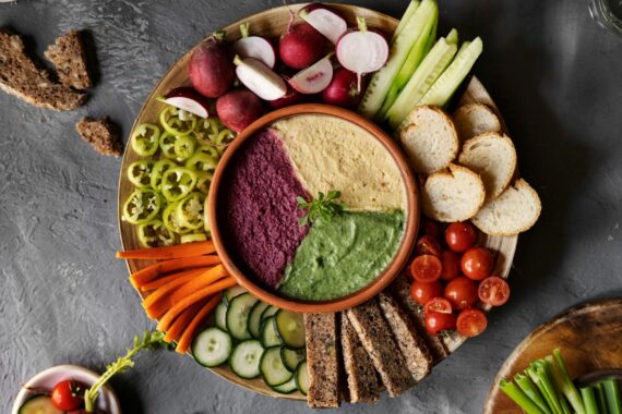 نظام الأكل النباتي المتقطع هو نوع من الأنظمة الغذائية التي يتم فيها تناول الأطعمة النباتية فقط ولكن ليس بطريقة دائمة. يتبع هذا النظام عادة لفترات محددة من الوقت ثم يتم التحول إلى أسلوب الحياة الغذائي العادي. قد يتطلب النظام النباتي المتقطع إمتناعًا عن تناول اللحوم والأسماك والمنتجات الحيوانية الأخرى والتركيز على تناول الفواكه والخضروات والحبوب والبقوليات والمكسرات والبذور.