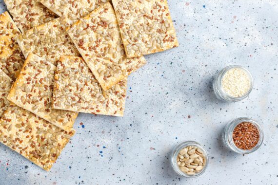 مقرمشات خالية من الجلوتين، المقرمشات هي أصناف من الوجبات الخفيفة الشهية، والتي تتمتع بقوام مقرمش ومذاق لذيذ. يتم تحضير المقرمشات عادةً من الحبوب أو البطاطس ويتم تحميصها أو قليها حتى تصبح مقرمشة. تعد المقرمشات خيارًا شعبيًا للوجبات الخفيفة في المناسبات الاجتماعية والرحلات وأثناء مشاهدة الأفلام.