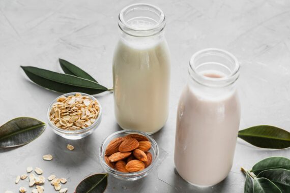 عصائر الحليب النباتي هي عصائر يكون أحد مكوناتها الحليب النباتي كحليب جوز الهند وحليب اللوز، يضيف هذا النوع من الحليب إلى هذه العصائر إضافة مميزة مليئة بالفوائد لصحة جسم الإنسان وتساعد على تقوية العضلات وصحة القلب بالإضافة لعامل مساعد بشكل كبير على تخفيف الوزن.