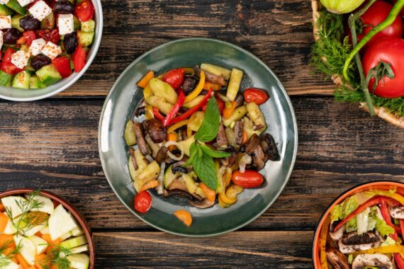 أطباق نباتية لذيذة تُغري حتى آكلي اللحوم، مع تزايد الوعي بأهمية النظام النباتي، ازدادت أيضاً تنوع الأطباق النباتية وتطورها. لم يعد النظام النباتي مقتصراً على السلطات والخضروات المسلوقة، بل أصبح يضمّ باقة واسعة من الأطباق اللذيذة التي تُغري حتى أكثر محبي اللحوم.