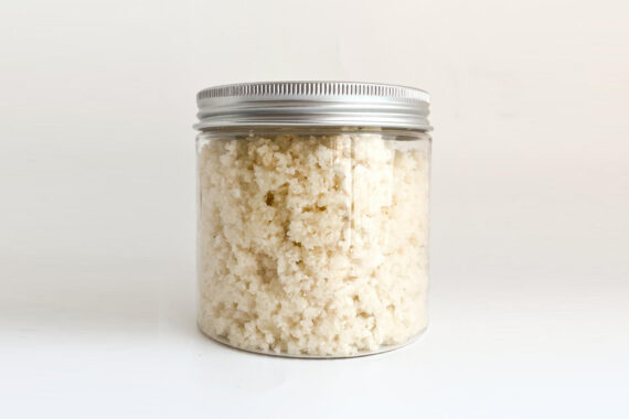 أرز مصنوع من القرنبيط، هو نوع من الأرز يتم إعداده باستخدام القرنبيط بدلاً من الأرز التقليدي. يتميز بكونه خيارًا صحيًا بديلًا للأرز التقليدي لأولئك الذين يتبعون نظام غذائي خالٍ من الجلوتين أو يسعون لتقليل استهلاك الكربوهيدرات.