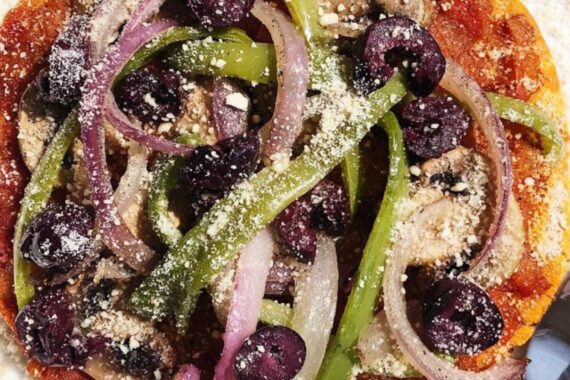 بيتزا البطاطا الحلوة هي بيتزا فريدة ولذيذة ومثالية لأي شخص يبحث عن بديل صحي ولذيذ للبيتزا التقليدية.