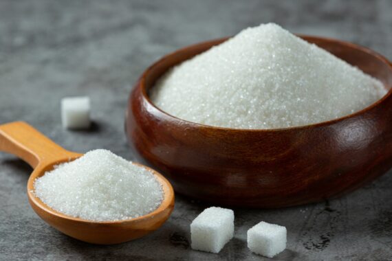 تأثير السكريات المضافة على الصحة، تُعد السكريات المضافة عنصراً أساسياً في العديد من الأطعمة والمشروبات المُعاصرة، بدءاً من الحلويات والمشروبات الغازية وصولاً إلى الصلصات المُعلبة واالمنتجات المُصنّعة.