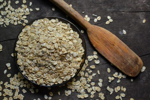 نخالة الشوفان: فوائد لا تُحصى. تعتبر نخالة الشوفان من أكثر الأطعمة النباتية فائدةً وغنىً بالعناصر الغذائية، وهي تُعدّ خيارًا مثاليًا لمن يسعى لتحسين صحته وتبني نظام غذائي صحي.