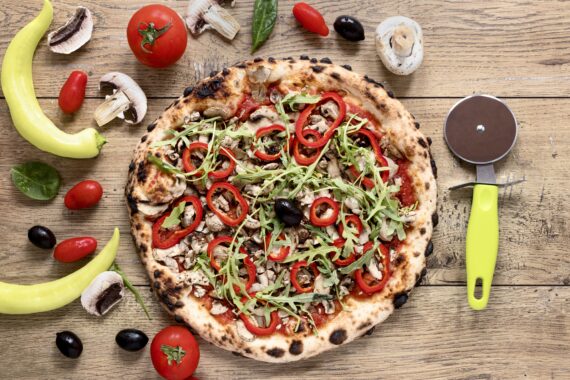 بيتزا نباتية تفوق دومينوز. إذا كنت تبحث عن وصفة لبيتزا نباتية لذيذة وصحية يمكنها أن تتفوق على بيتزا دومينوز الشهيرة، فأنت في المكان الصحيح.