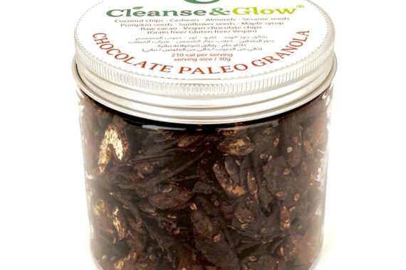 عبوة غرانولا باليو بالشوكولاتة من Cleanse & Glow – مزيج صحي من رقائق جوز الهند، الكاجو، اللوز، وبذور دوّار الشمس، خالية من الغلوتين ومناسبة للنباتيين.