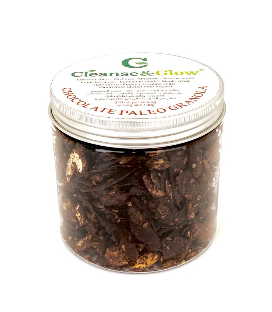 عبوة غرانولا باليو بالشوكولاتة من Cleanse & Glow – مزيج صحي من رقائق جوز الهند، الكاجو، اللوز، وبذور دوّار الشمس، خالية من الغلوتين ومناسبة للنباتيين.