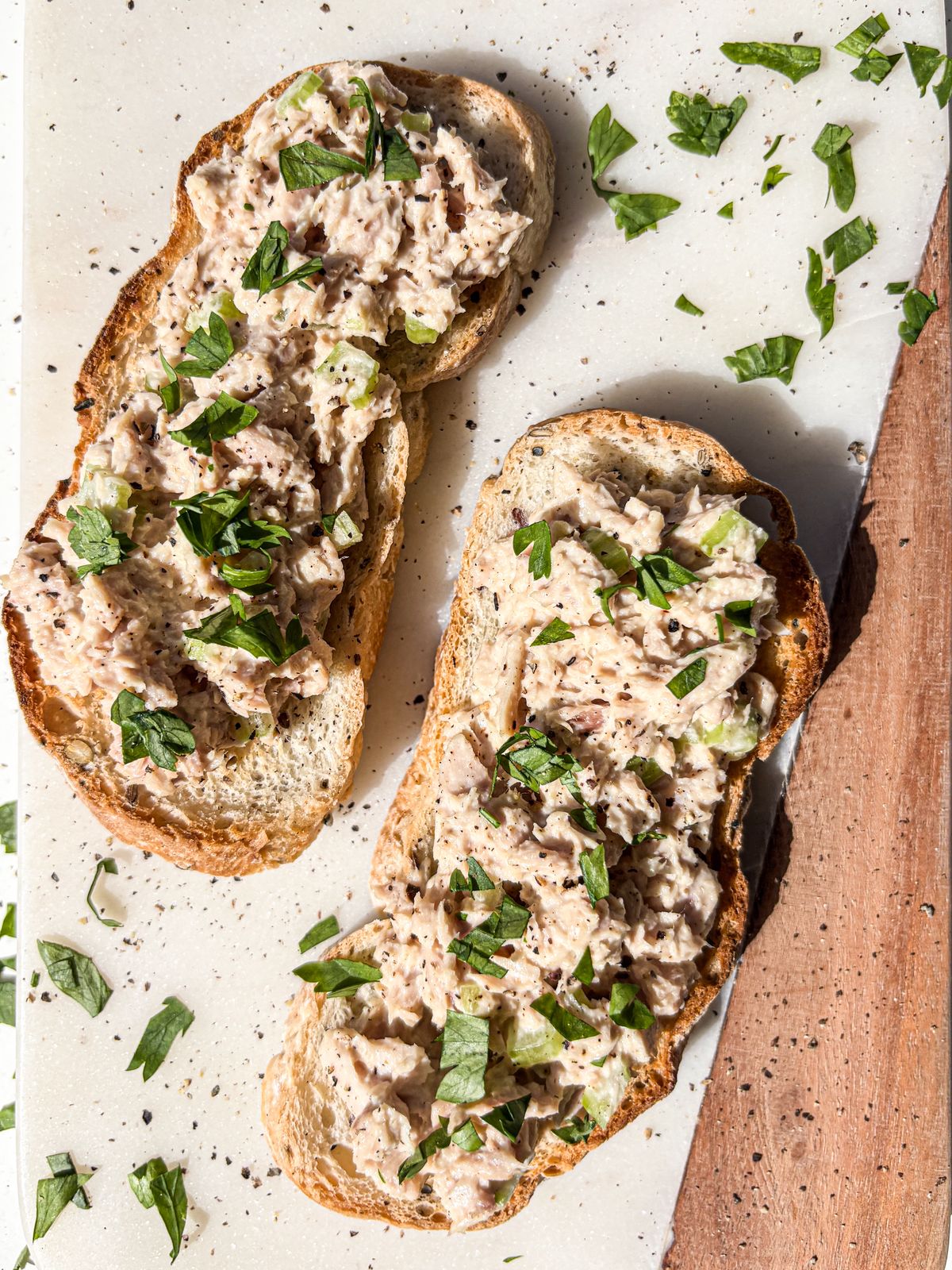 توست تونة جاهز على خبز محمّص مع كرفس وبقدونس ورشة فلفل أسود من Cleanseandglow.