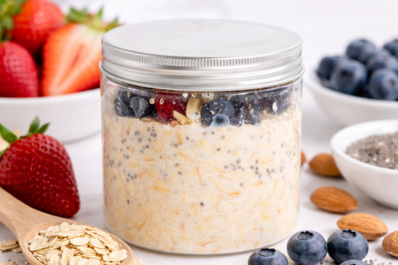 صورة فطور صحي من الشوفان الليلي مع بذور الشيا والتوت الأزرق من متجر Cleanse & Glow